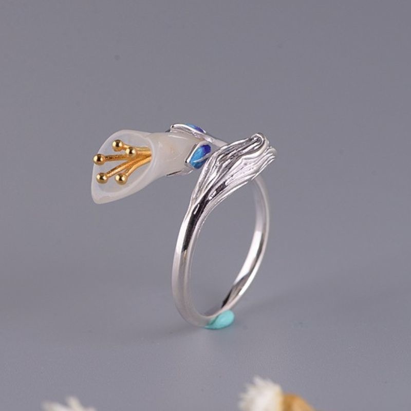 オランダカイウのリング - 光を受けると優雅に輝く R433