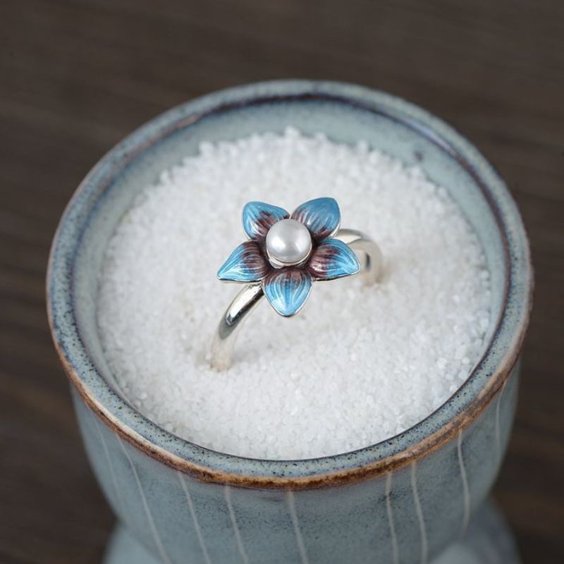 桔梗花のリング - 和の美しさを感じさせる R435