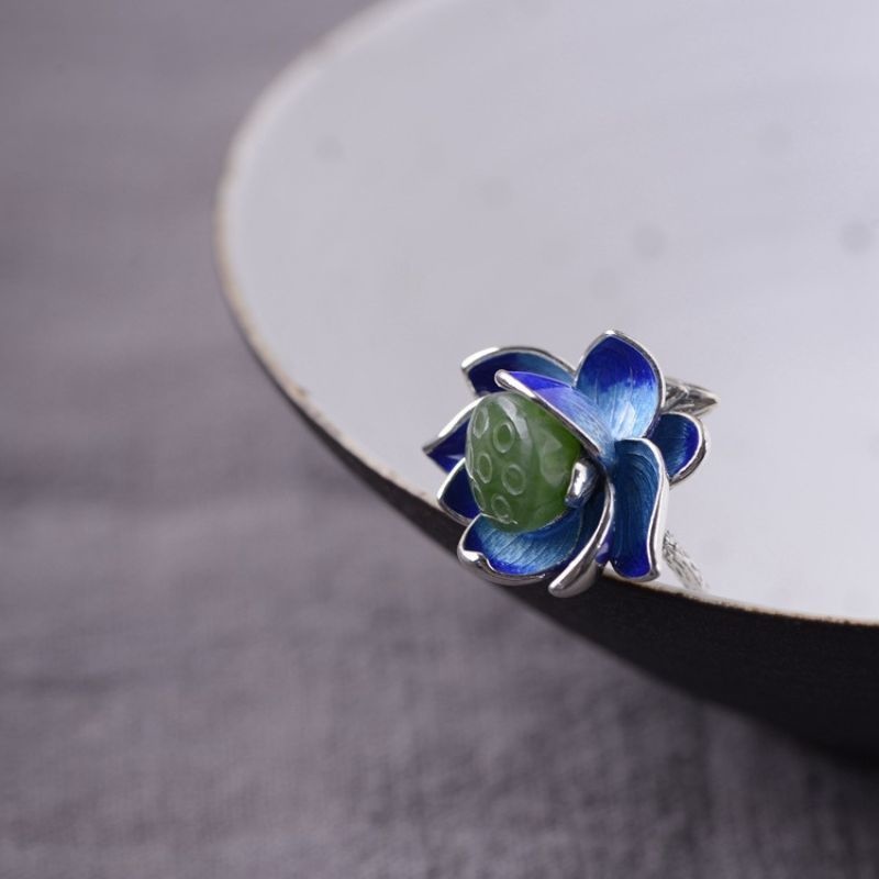 蓮の花のリング - 繊細なデザインと自然の美しさを兼ね備える R437