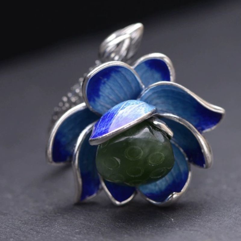 蓮の花のリング - 繊細なデザインと自然の美しさを兼ね備える R437