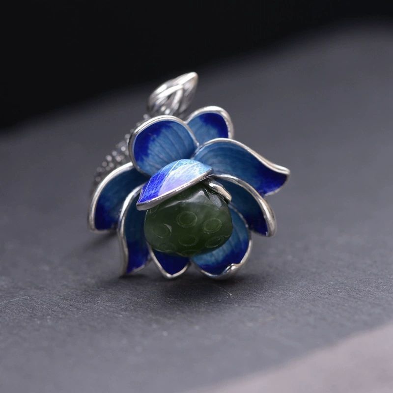 蓮の花のリング - 繊細なデザインと自然の美しさを兼ね備える R437