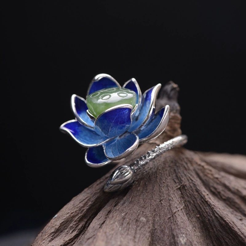 蓮の花のリング - 繊細なデザインと自然の美しさを兼ね備える R437