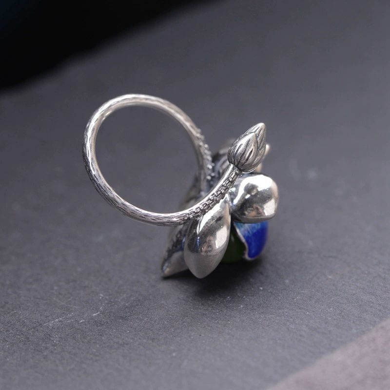 蓮の花のリング - 繊細なデザインと自然の美しさを兼ね備える R437