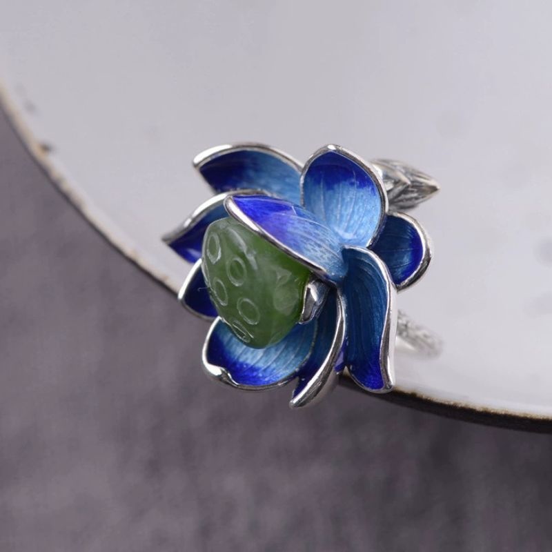 蓮の花のリング - 繊細なデザインと自然の美しさを兼ね備える R437