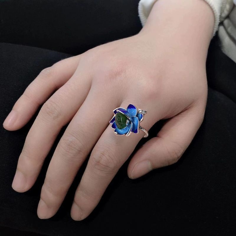 蓮の花のリング - 繊細なデザインと自然の美しさを兼ね備える R437