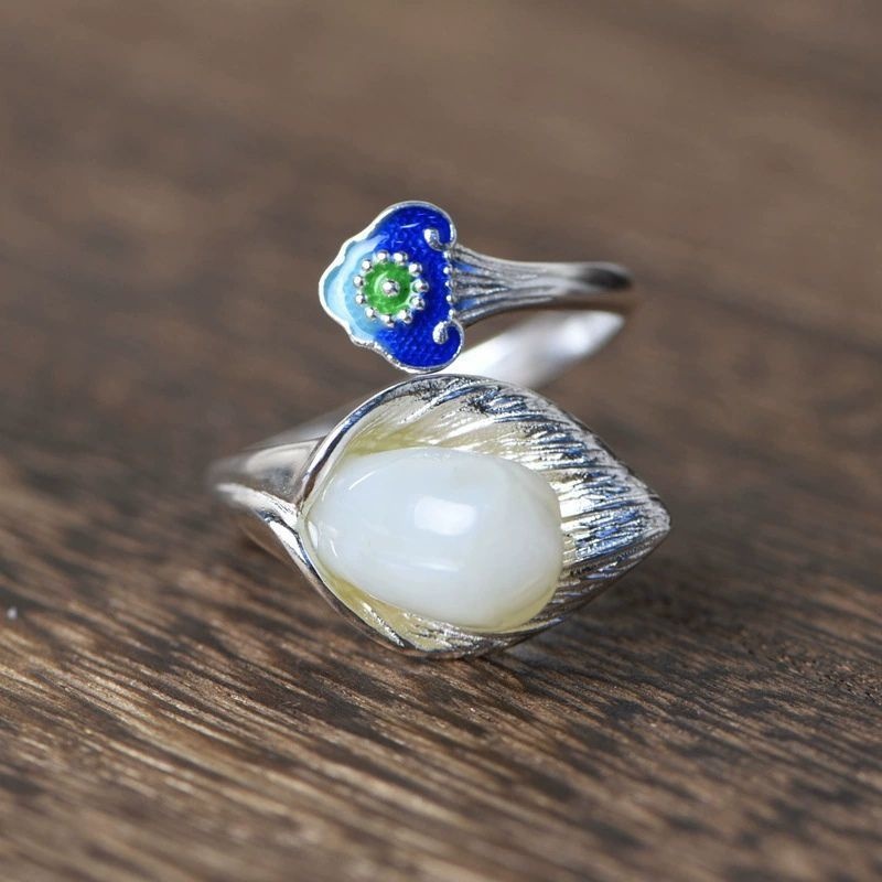 オランダカイウのリング - 七宝焼きの繊細な色合いと見事に調和! R438