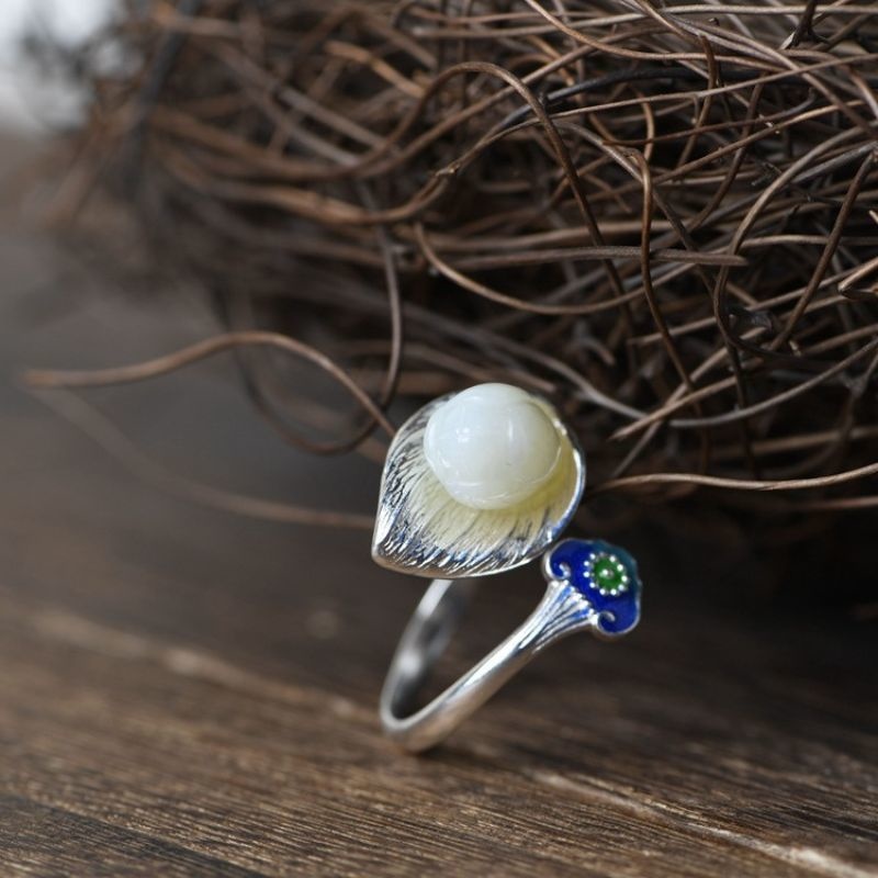 オランダカイウのリング - 七宝焼きの繊細な色合いと見事に調和! R438