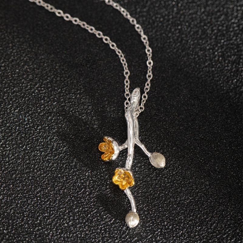 梅の花のペンダント - 日常使いは勿論、特別な日も最適 N148