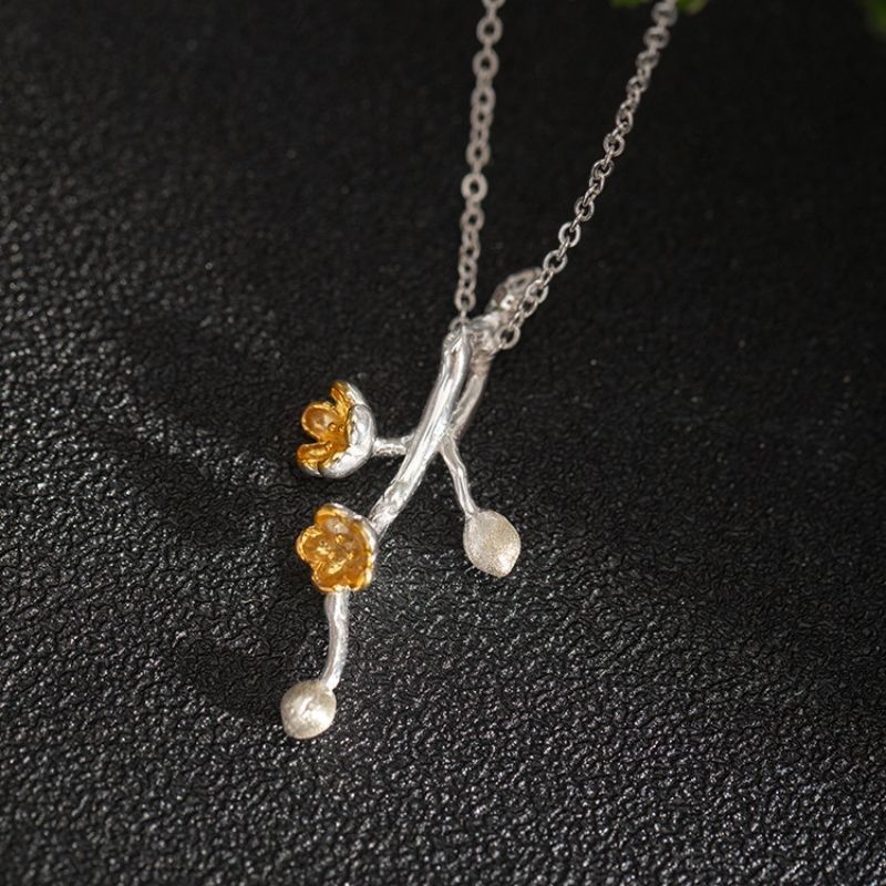 梅の花のペンダント - 日常使いは勿論、特別な日も最適 N148