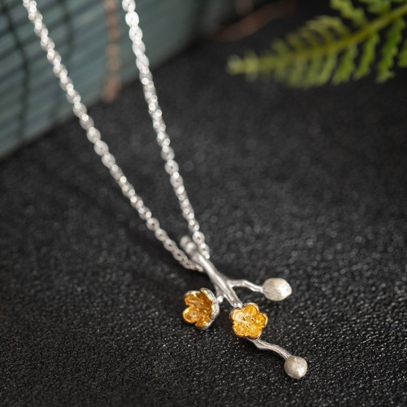 梅の花のペンダント - 日常使いは勿論、特別な日も最適 N148