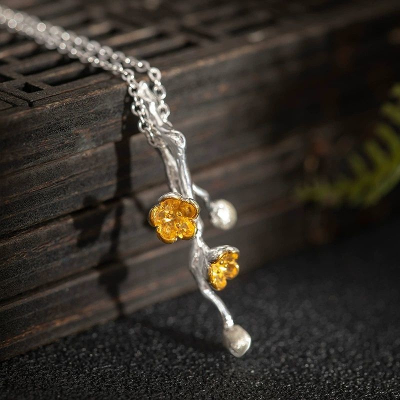 梅の花のペンダント - 日常使いは勿論、特別な日も最適 N148