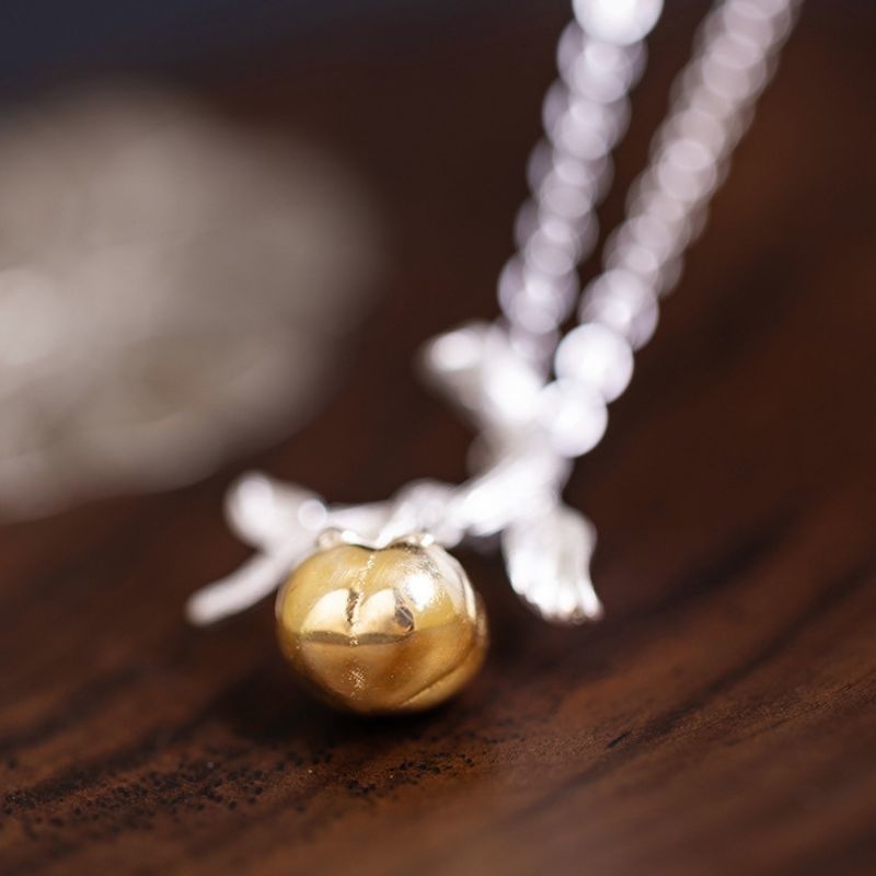 柿のペンダント - 秋の訪れを感じさせる温かみのあるデザイン N149