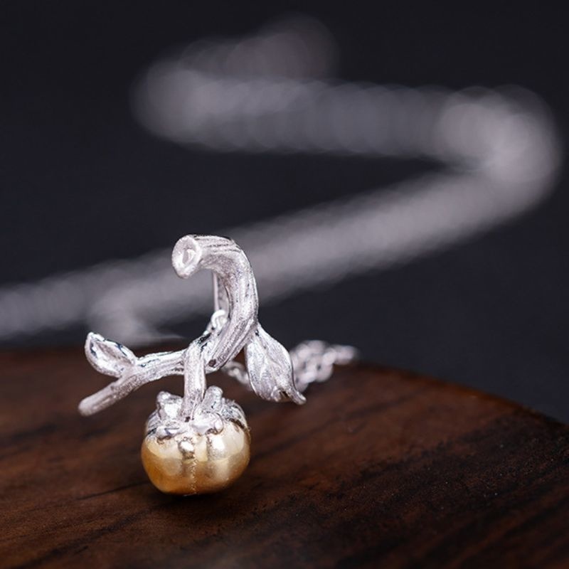 柿のペンダント - 秋の訪れを感じさせる温かみのあるデザイン N149