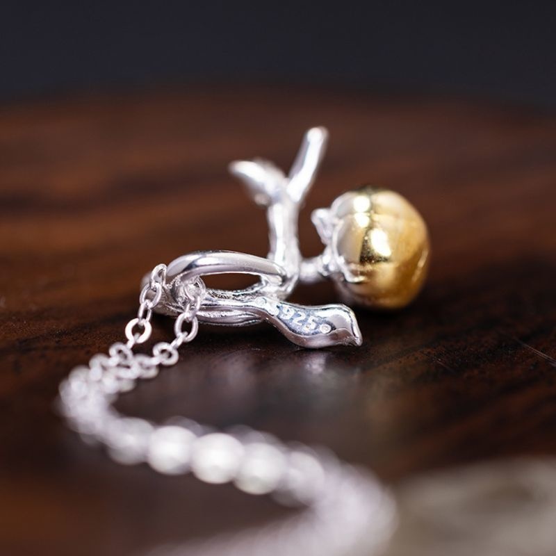 柿のペンダント - 秋の訪れを感じさせる温かみのあるデザイン N149