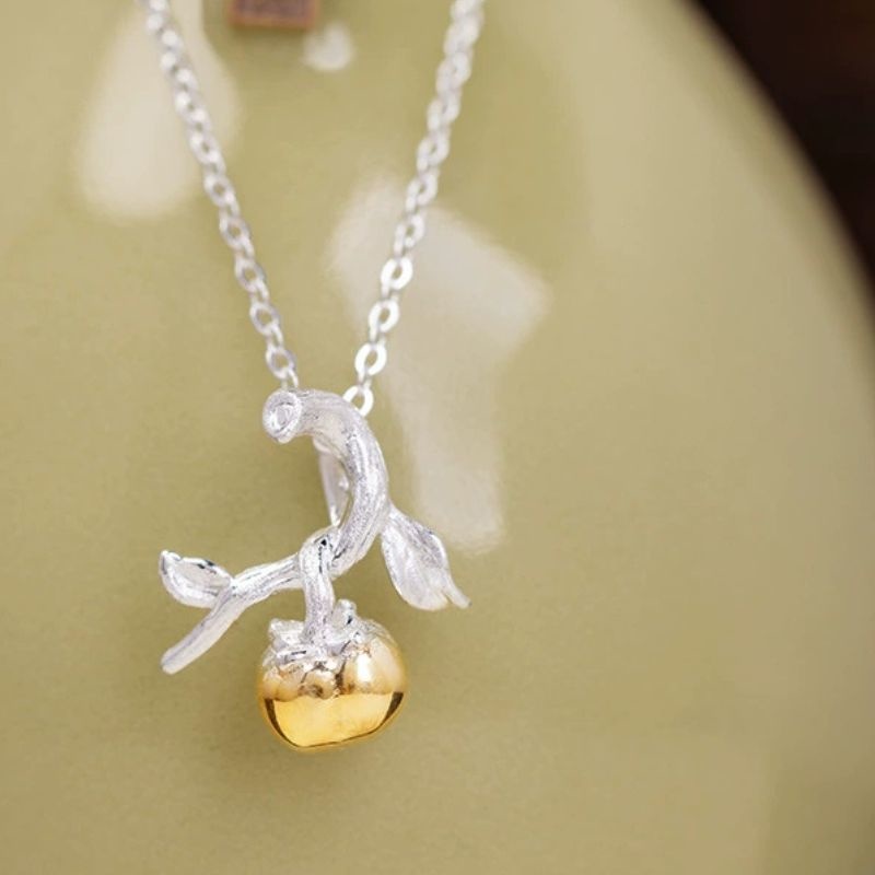 柿のペンダント - 秋の訪れを感じさせる温かみのあるデザイン N149