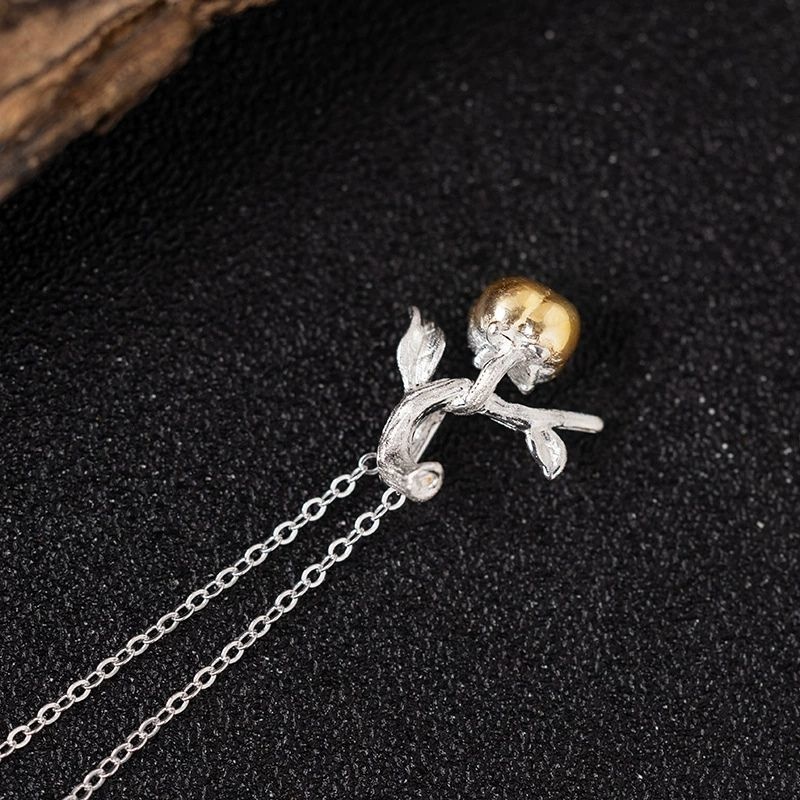 柿のペンダント - 秋の訪れを感じさせる温かみのあるデザイン N149