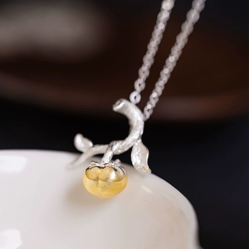 柿のペンダント - 秋の訪れを感じさせる温かみのあるデザイン N149