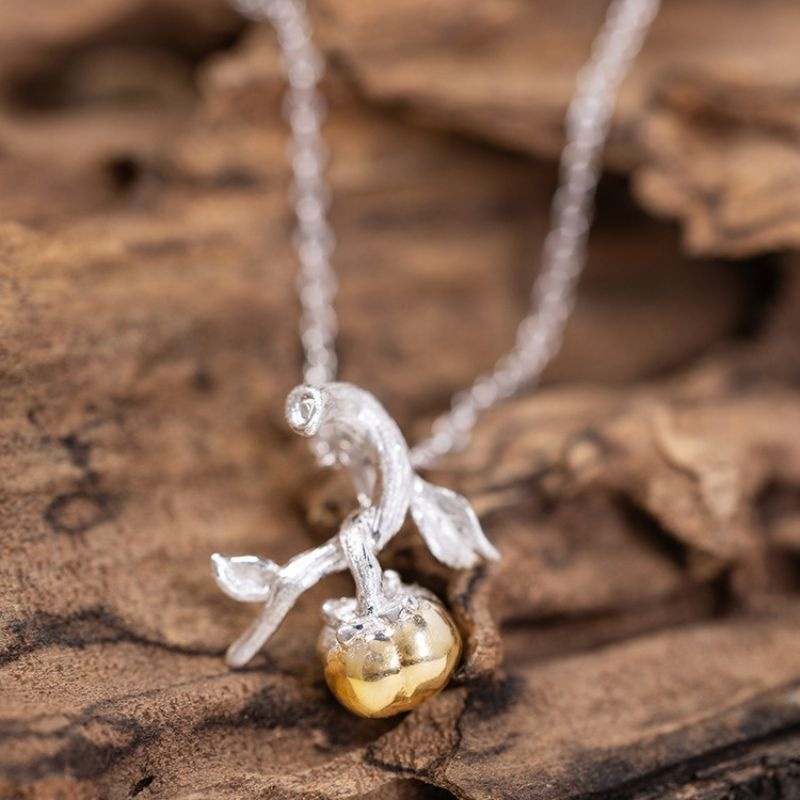 柿のペンダント - 秋の訪れを感じさせる温かみのあるデザイン N149