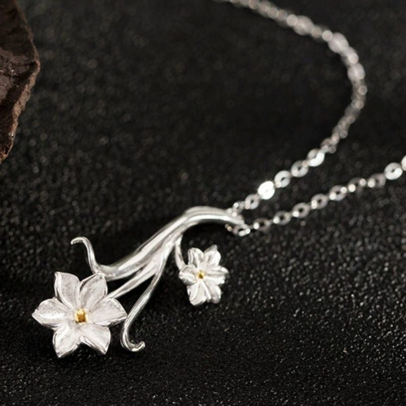 水仙のペンダント - 優雅さと自然の美しさを同時に感じる N150