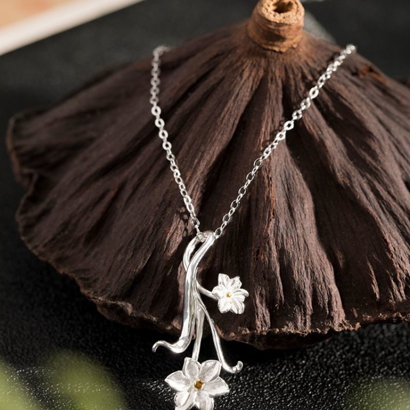 水仙のペンダント - 優雅さと自然の美しさを同時に感じる N150