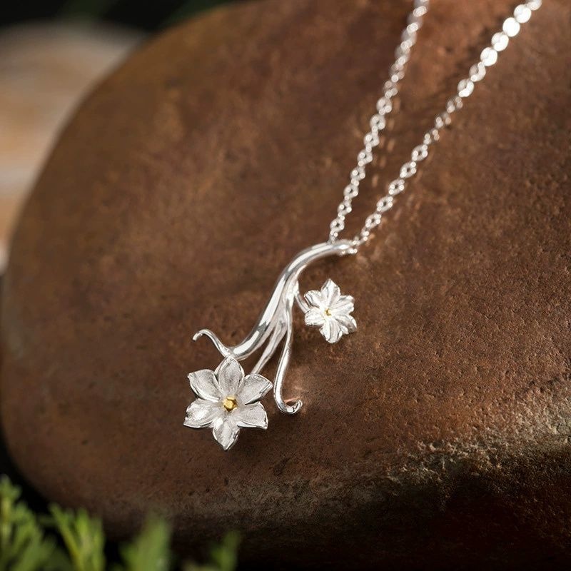 水仙のペンダント - 優雅さと自然の美しさを同時に感じる N150