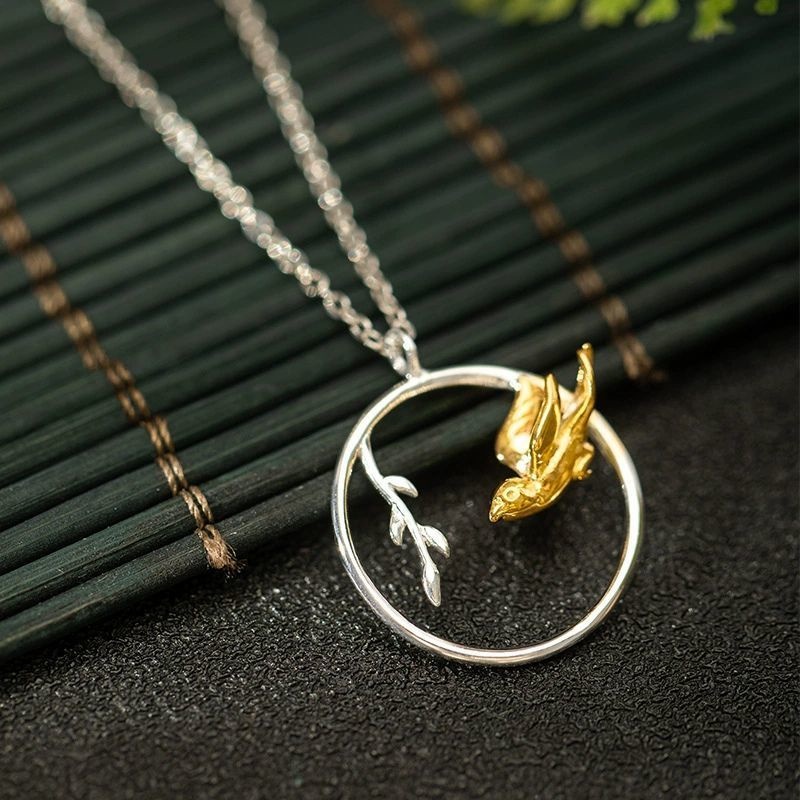 鳥と枝のペンダント - 小さな鳥が静かに佇んでいるように見える N151