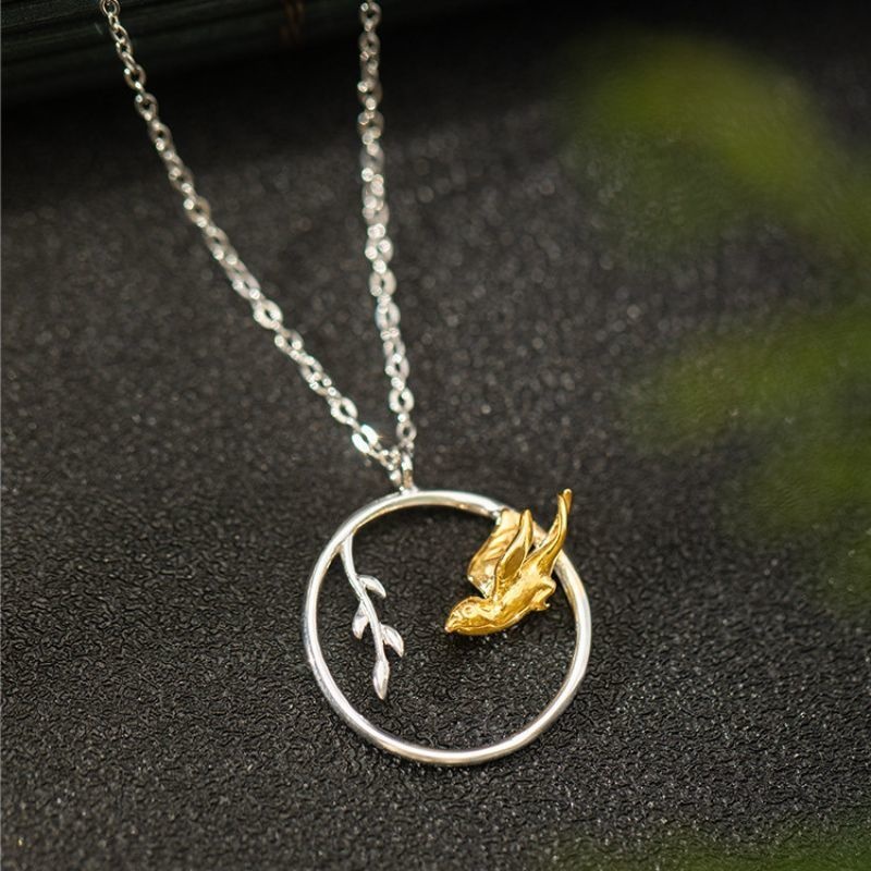 鳥と枝のペンダント - 小さな鳥が静かに佇んでいるように見える N151