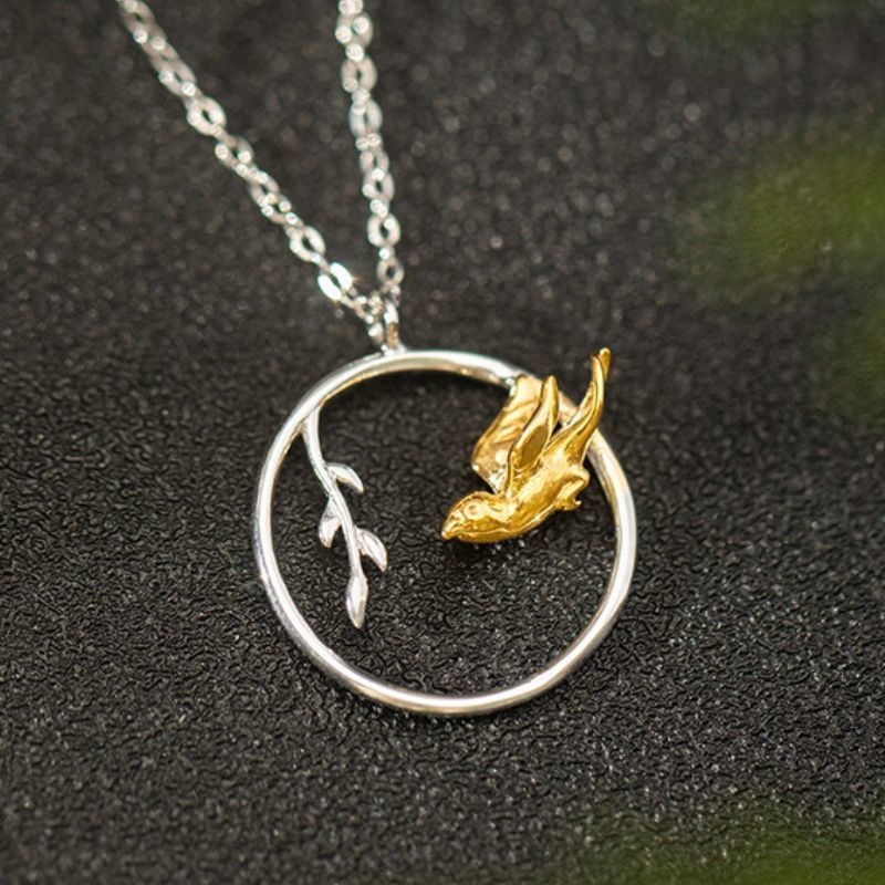 鳥と枝のペンダント - 小さな鳥が静かに佇んでいるように見える N151