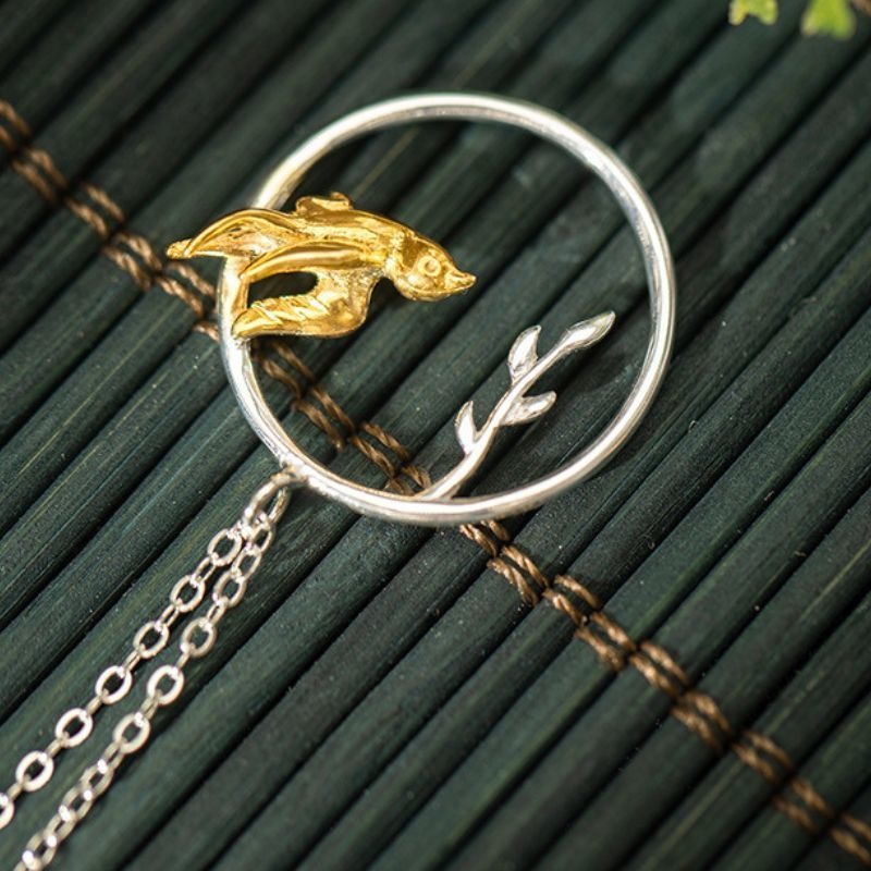 鳥と枝のペンダント - 小さな鳥が静かに佇んでいるように見える N151