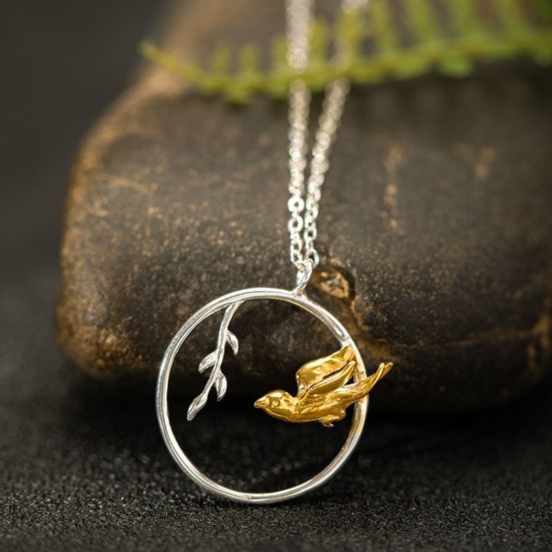 鳥と枝のペンダント - 小さな鳥が静かに佇んでいるように見える N151