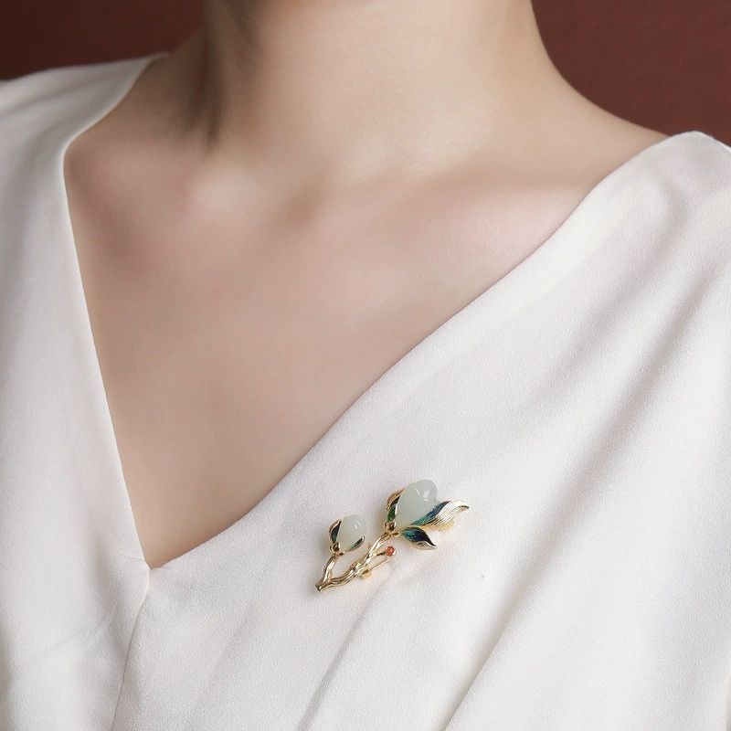 木蓮の花のかんざし&ブローチ - ネフライトが高級感を引き立る K200