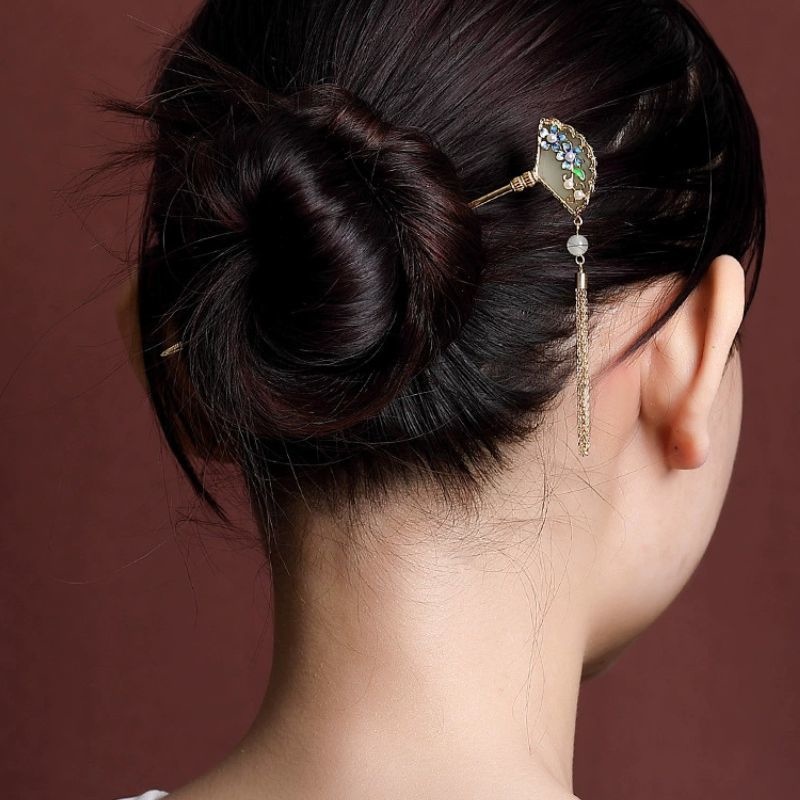 扇子の簪 - 光沢のある七宝焼きの色合いが上品さを際立たせ K201