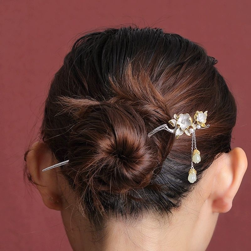 サザンカと木蓮の花のかんざし - 清々しい雰囲気を醸し出す K202