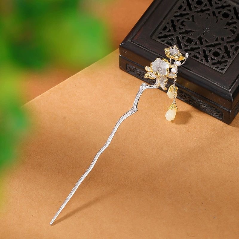 サザンカと木蓮の花のかんざし - 清々しい雰囲気を醸し出す K202