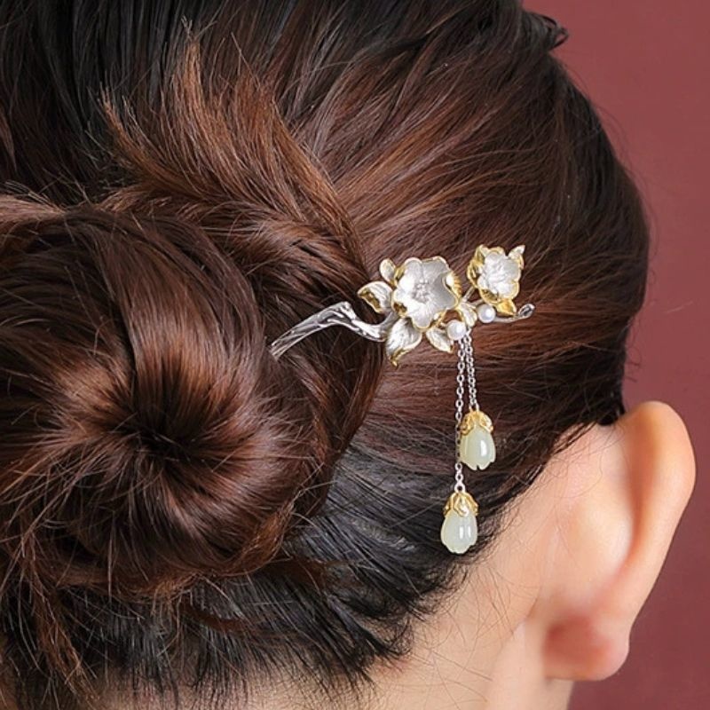 サザンカと木蓮の花のかんざし - 清々しい雰囲気を醸し出す K202