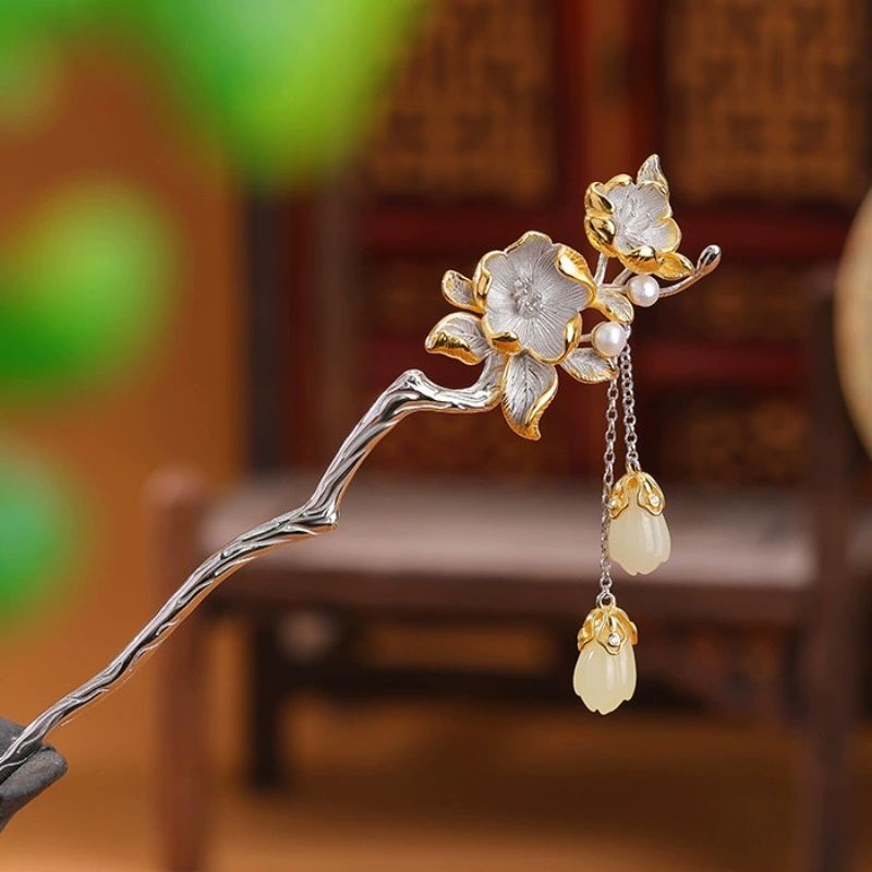 サザンカと木蓮の花のかんざし - 清々しい雰囲気を醸し出す K202