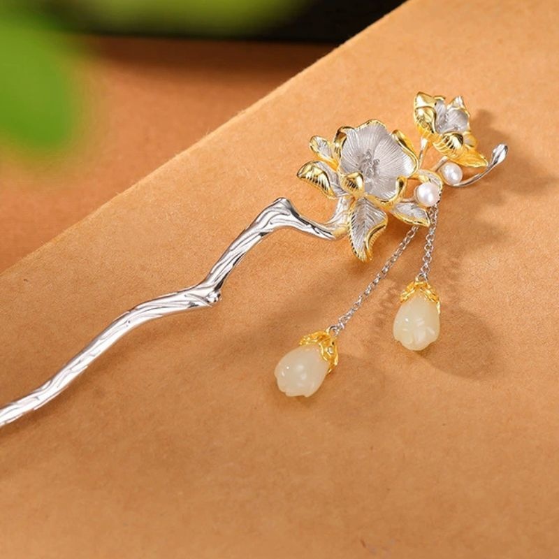 サザンカと木蓮の花のかんざし - 清々しい雰囲気を醸し出す K202