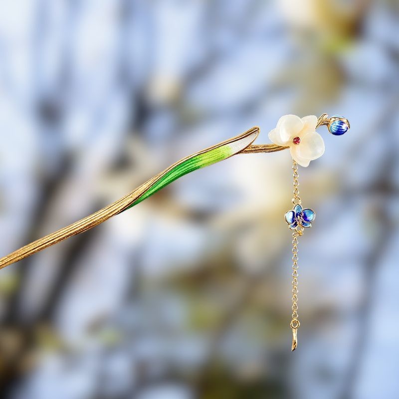 木蓮の花のかんざし - 伝統と現代の美が融合した逸品 K204