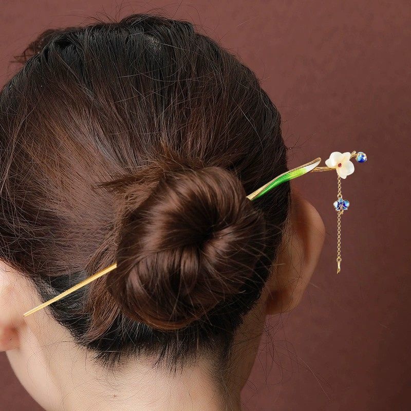 木蓮の花のかんざし - 伝統と現代の美が融合した逸品 K204