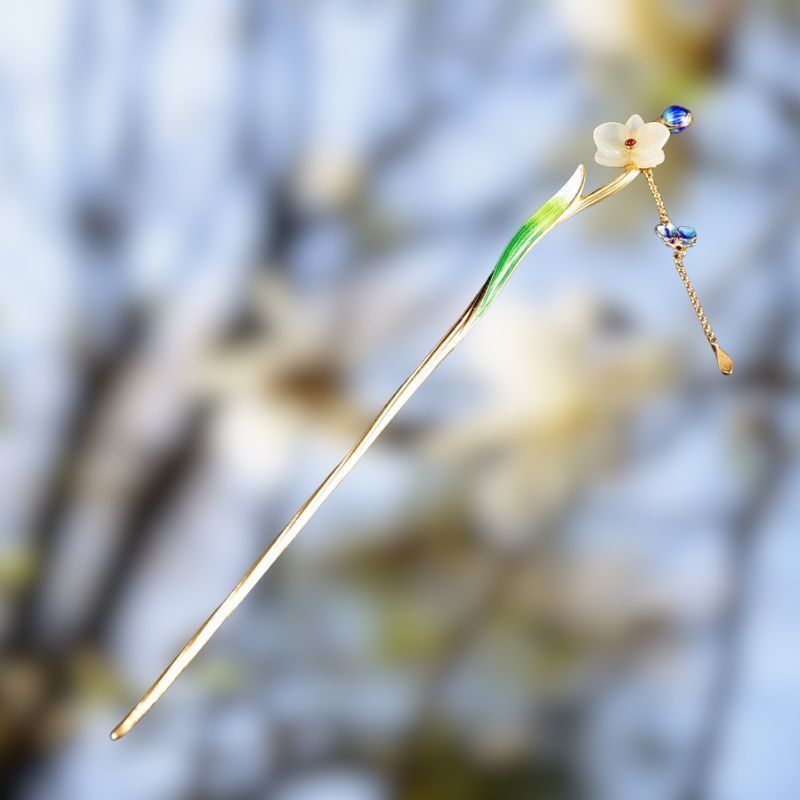 木蓮の花のかんざし - 伝統と現代の美が融合した逸品 K204