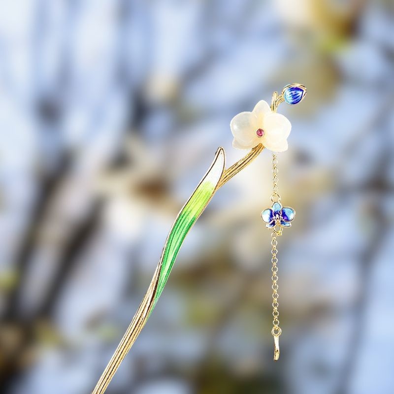 木蓮の花のかんざし - 伝統と現代の美が融合した逸品　K204