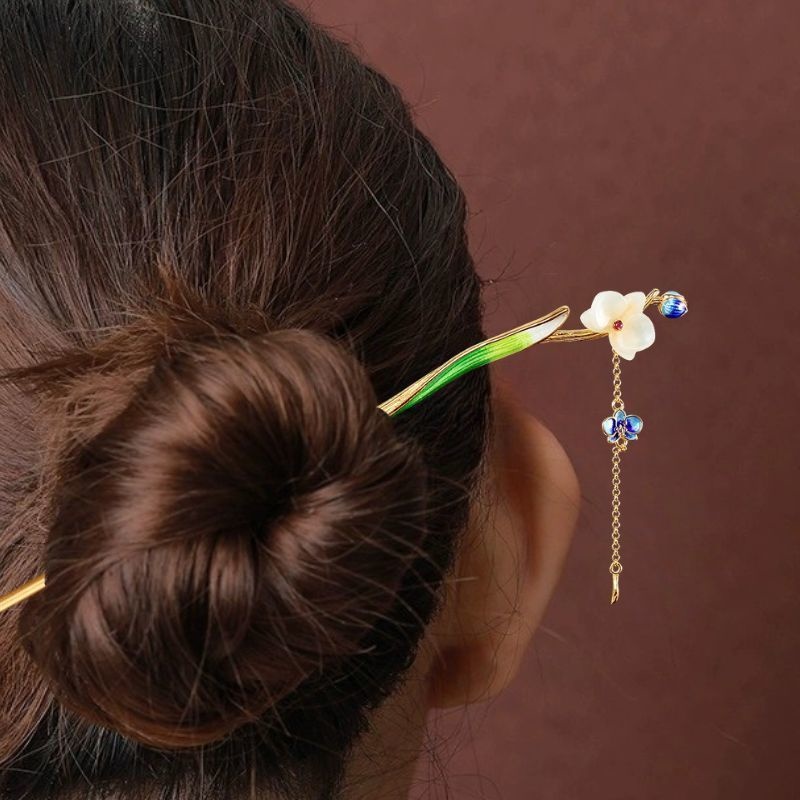 木蓮の花のかんざし - 伝統と現代の美が融合した逸品 K204