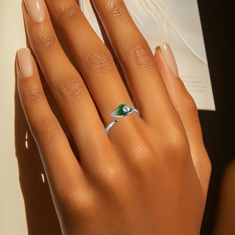 オランダカイウのリング - 中心に輝く真珠は、品格と洗練を象徴 R439