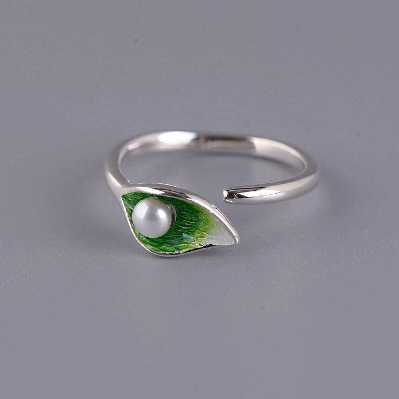 オランダカイウのリング - 中心に輝く真珠は、品格と洗練を象徴 R439