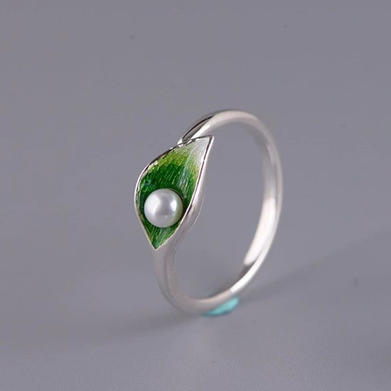 オランダカイウのリング - 中心に輝く真珠は、品格と洗練を象徴 R439