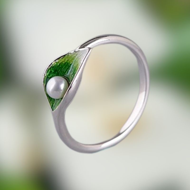 オランダカイウのリング - 中心に輝く真珠は、品格と洗練を象徴 R439