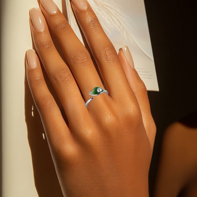 オランダカイウのリング - 中心に輝く真珠は、品格と洗練を象徴 R439