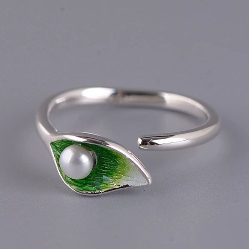 オランダカイウのリング - 中心に輝く真珠は、品格と洗練を象徴 R439