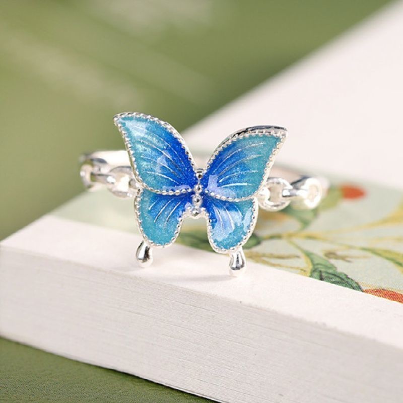 蝶々のリング - まるで蝶が舞う空を映し出すかのように R441