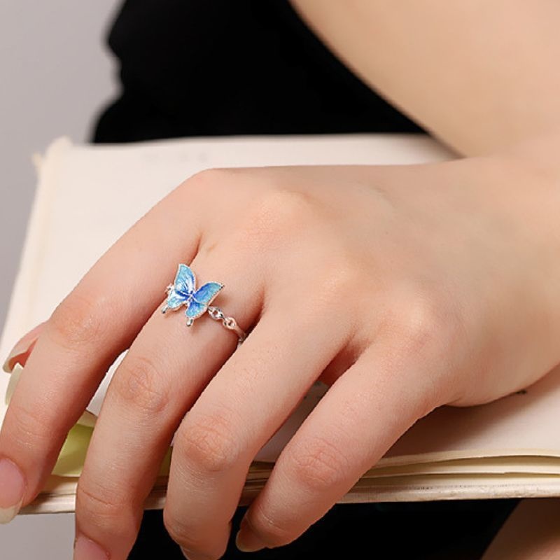 蝶々のリング - まるで蝶が舞う空を映し出すかのように R441